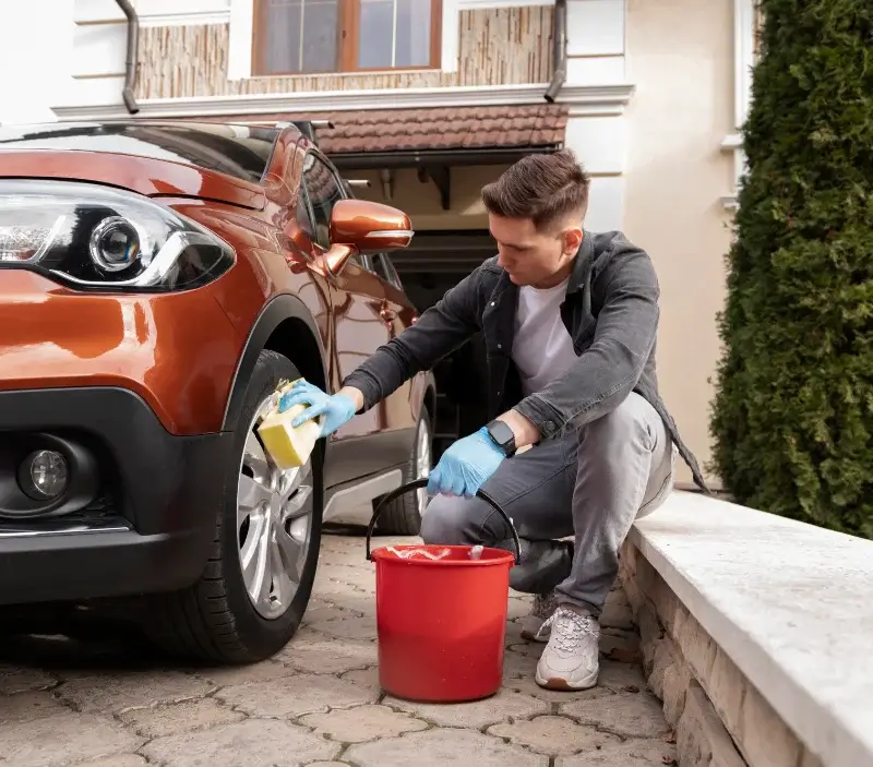 Lavage auto à domicile Fieux : professionnel intervenant sur un véhicule